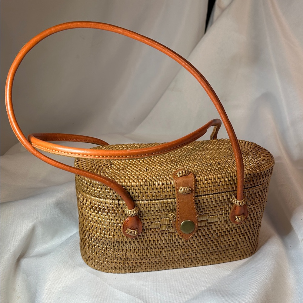 Rattan Barrel Dual Strap Handbag. Snap Closer
NWOT